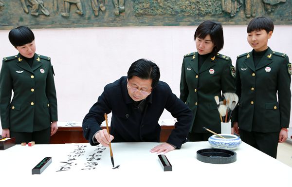书画艺术家陶洪君与雷锋团官兵一起跨年