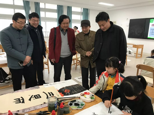 江苏省中国画学会艺术家走进南外淮安分校为学子们传授国粹艺术