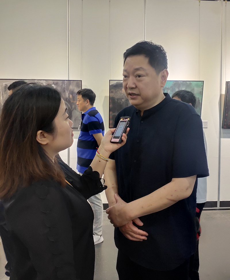 佘玉奇出席卢禹舜画展 接受中国美术报采访