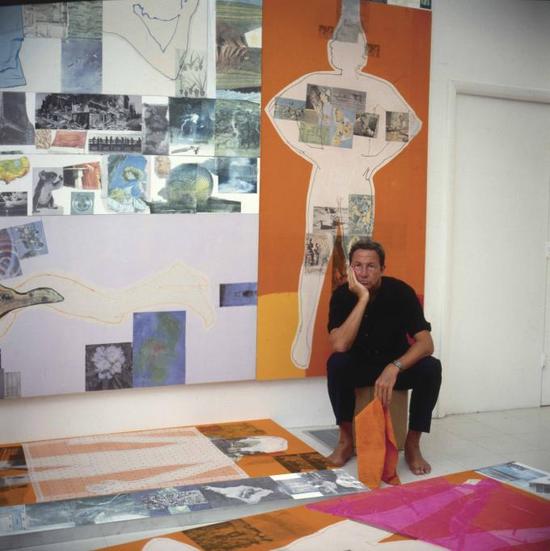 约 1983年，罗伯特·劳森伯格在弗罗里达州科帕奇岛Laika Lane 工作室创作《四分之一英里画作》的情景.jpeg