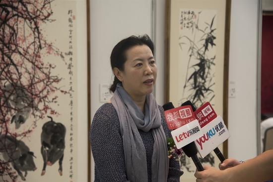 辽宁美术家协会主席王易霓女士接受媒体采访