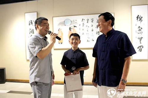 5主持人和书画展的父亲刘晋喜，儿子刘骁何进行互动.JPG