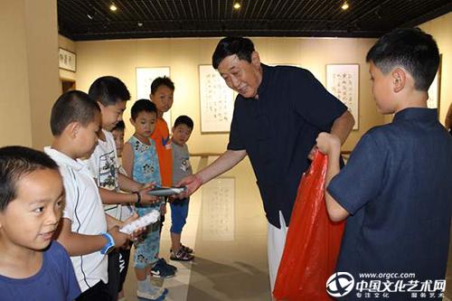 9刘晋喜和儿子特意为学书法的孩子们购买了镇纸，捐献给热爱书法的孩子.JPG