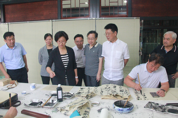省委统战部副部长练月琴考察“扬州市自由书画之家”
