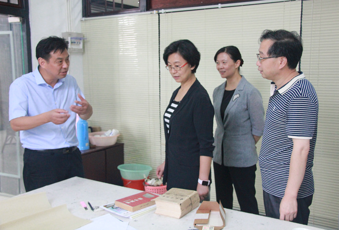 省委统战部副部长练月琴考察“扬州市自由书画之家”