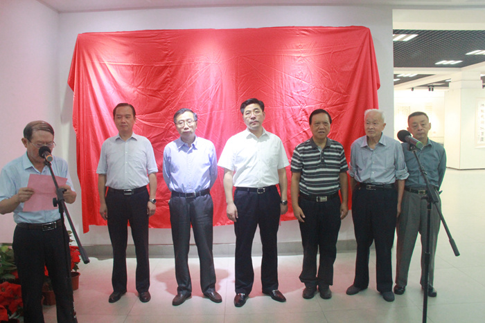 扬州市举办纪念新四军成立80周年书画作品暨红色收藏品展