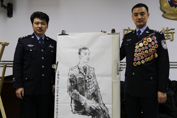 用画笔表现人民警察的坚毅与果敢 ——美术家慰问北京市公安局府右街派出所为英模造像