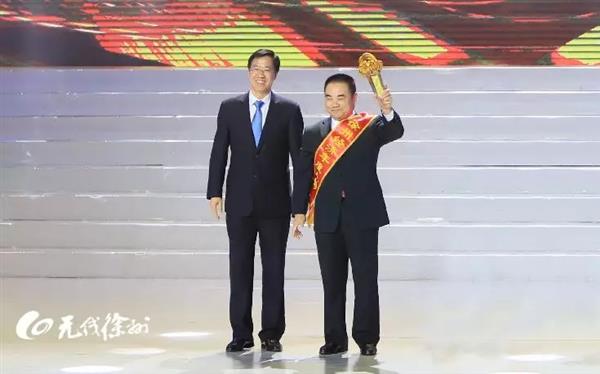 青年书法家岳继承为第三届“徐州经济年度人物”“十佳优秀企业家”和”优秀民营企业家”