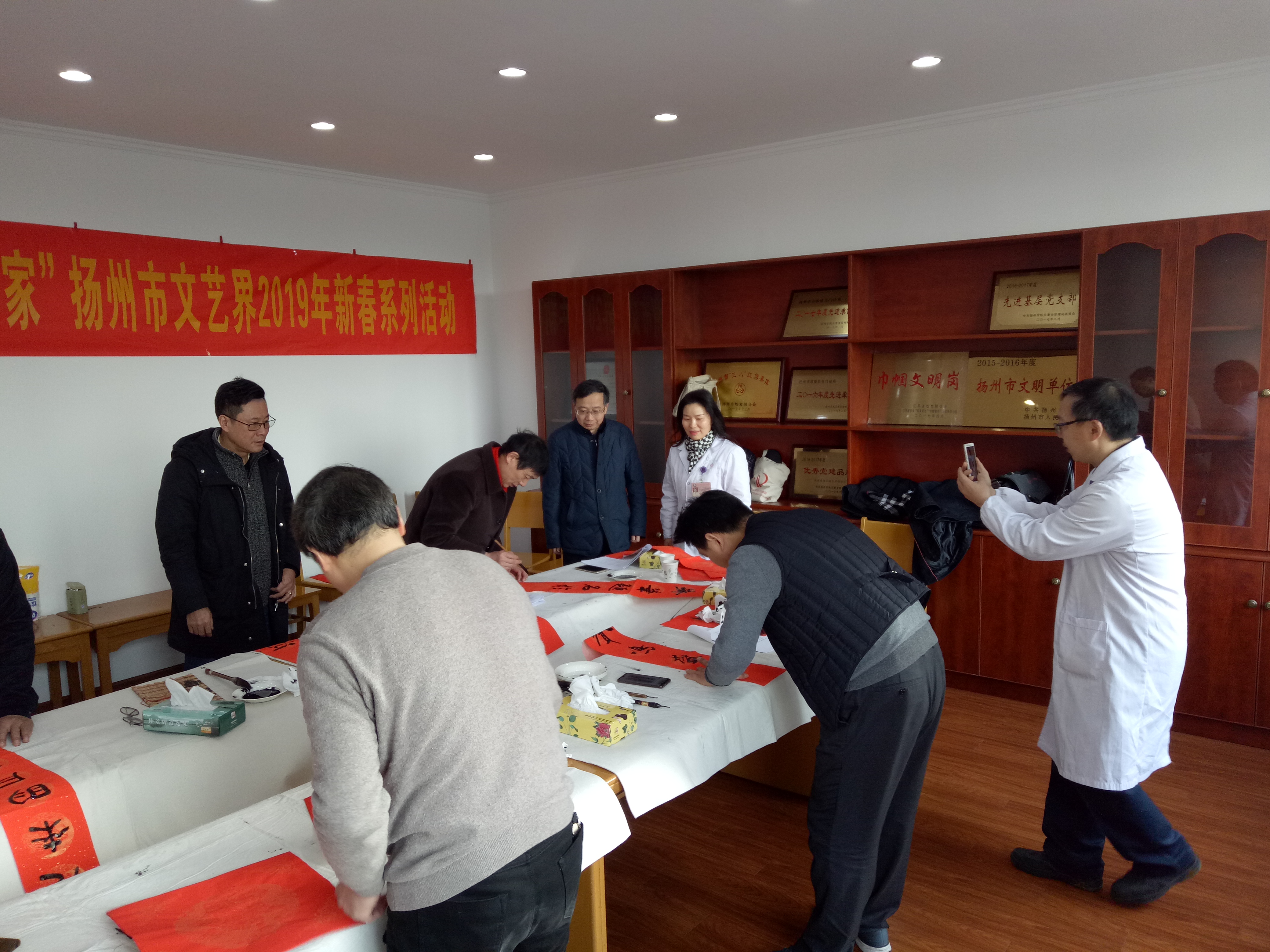 “我们的中国梦——文化进万家”扬州市文艺界2019年新春系列活动送春联进机关、进乡镇